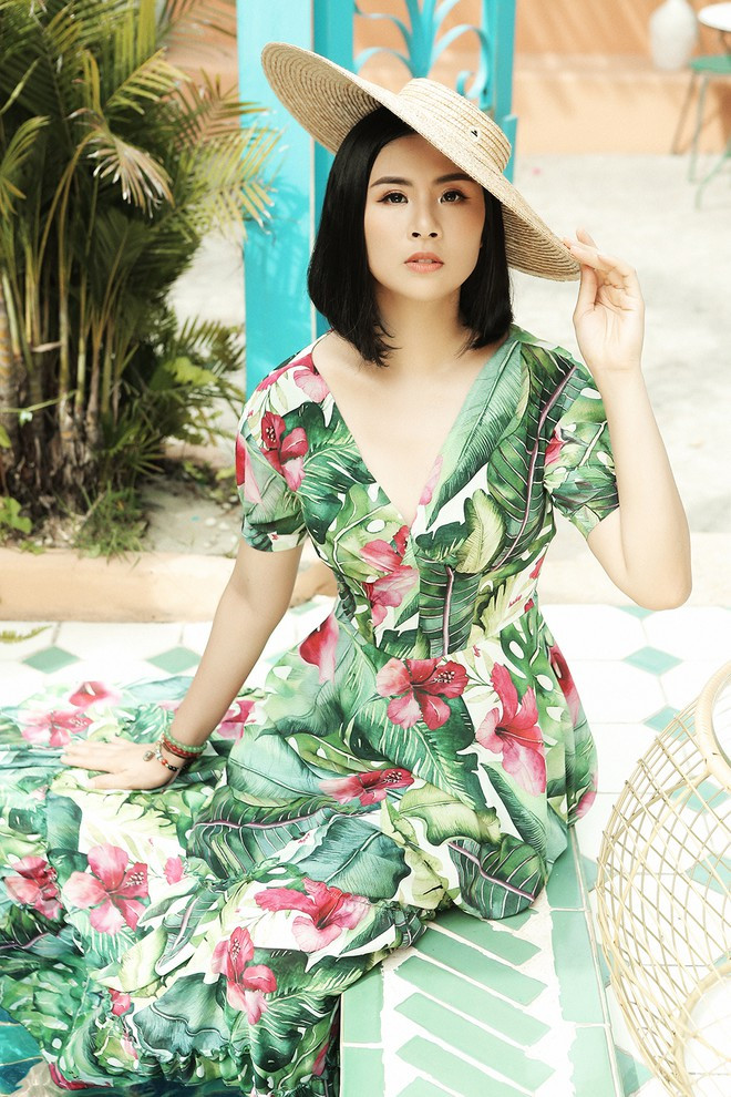 Nếu như những chiếc váy cổ tròn mang đến vẻ kín đáo, đoan trang thì thiết kế trễ vai, cổ khoét sâu tôn lên sự gợi cảm của khuôn ngực đầy hay bờ vai thon. Nếu như những chiếc váy cổ tròn mang đến vẻ kín đáo, đoan trang thì thiết kế trễ vai, cổ khoét sâu tôn lên sự gợi cảm của khuôn ngực đầy hay bờ vai thon.