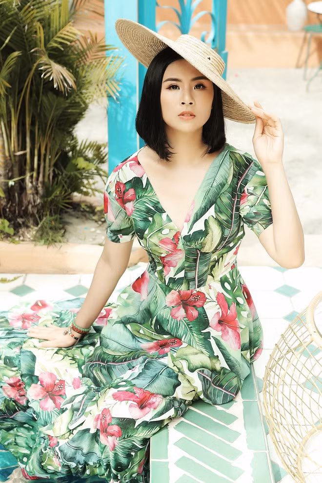 Nếu như những chiếc váy cổ tròn mang đến vẻ kín đáo, đoan trang thì thiết kế trễ vai, cổ khoét sâu tôn lên sự gợi cảm của khuôn ngực đầy hay bờ vai thon. 