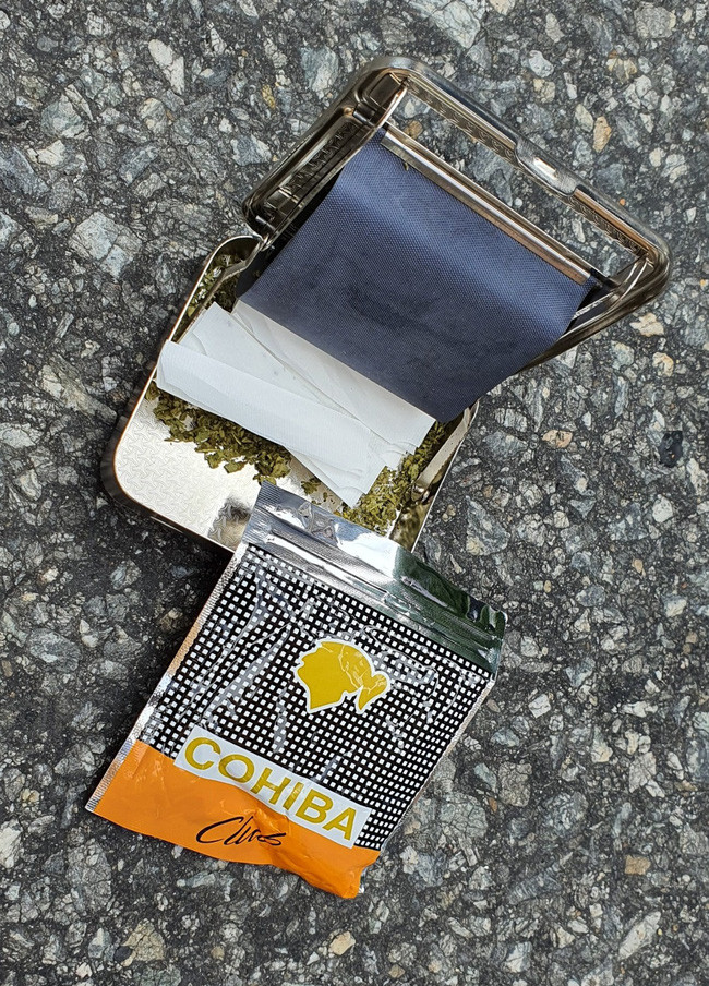 Đối tượng nghi đang trong tình trạng phê ma túy đã tấn công nhân viên y tế.