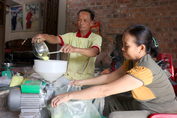 Vợ chồng bà Nguyễn Thị Dung (thôn Thượng An 2, xã Song An, thị xã An Khê) cho tinh bột vào xay nhuyễn sau khi phơi khô. Ảnh: N.M Vợ chồng bà Nguyễn Thị Dung (thôn Thượng An 2, xã Song An, thị xã An Khê) cho tinh bột vào xay nhuyễn sau khi phơi khô. Ảnh: N.M