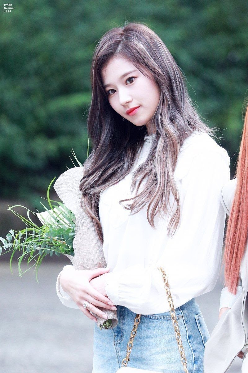 Nữ thần tượng Nhật Bản nhận nhiều lời khen về khuôn mặt xinh đẹp, vóc dáng mảnh mai. Ảnh: Koreaboo