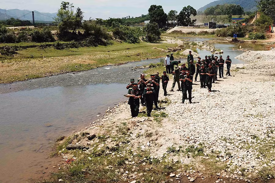 Cựu chiến binh sư đoàn 320 thắp nhang tưởng niệm đồng đội tại suối Rờ Kơi - Hậu cứ của đơn vị lên tấn công điểm cao Charlie (1015), tháng 4.1972 - Ảnh: Nguyễn Độc Lập