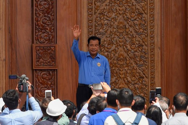  Thủ tướng Hun Sen phát biểu tại trụ sở mới của đảng Nhân dân Campuchia (CPP) ở Phnom Penh hôm 5.6 - Ảnh: AFP