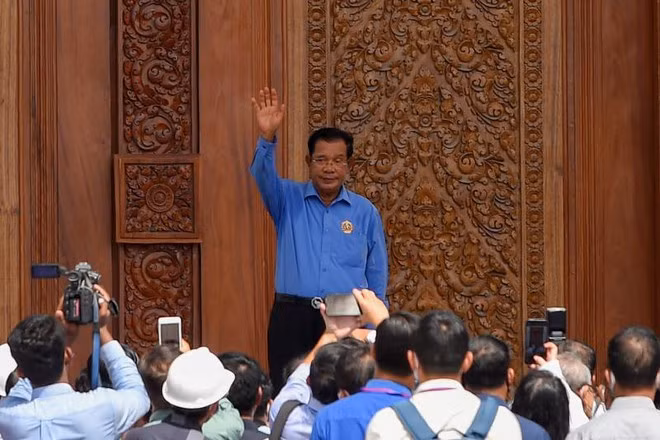  Thủ tướng Hun Sen phát biểu tại trụ sở mới của đảng Nhân dân Campuchia (CPP) ở Phnom Penh hôm 5.6 - Ảnh: AFP