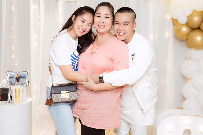 Lê Phương thân thiết bên NSND Hồng Vân khi hội ngộ mừng sinh nhật Minh Châu ẢNH: PHAN TIẾN VŨ