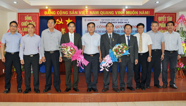 Công bố quyết định bổ nhiệm chức danh Bí thư Đảng ủy, Giám đốc Công ty Thủy điện Ia Ly. Ảnh: Đ.Y Công bố quyết định bổ nhiệm chức danh Bí thư Đảng ủy, Giám đốc Công ty Thủy điện Ia Ly. Ảnh: Đ.Y