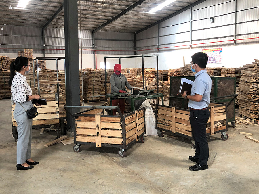 Doanh nghiệp phải cung cấp thông tin nhu cầu việc làm cho điều tra viên. Ảnh: Đinh Yến