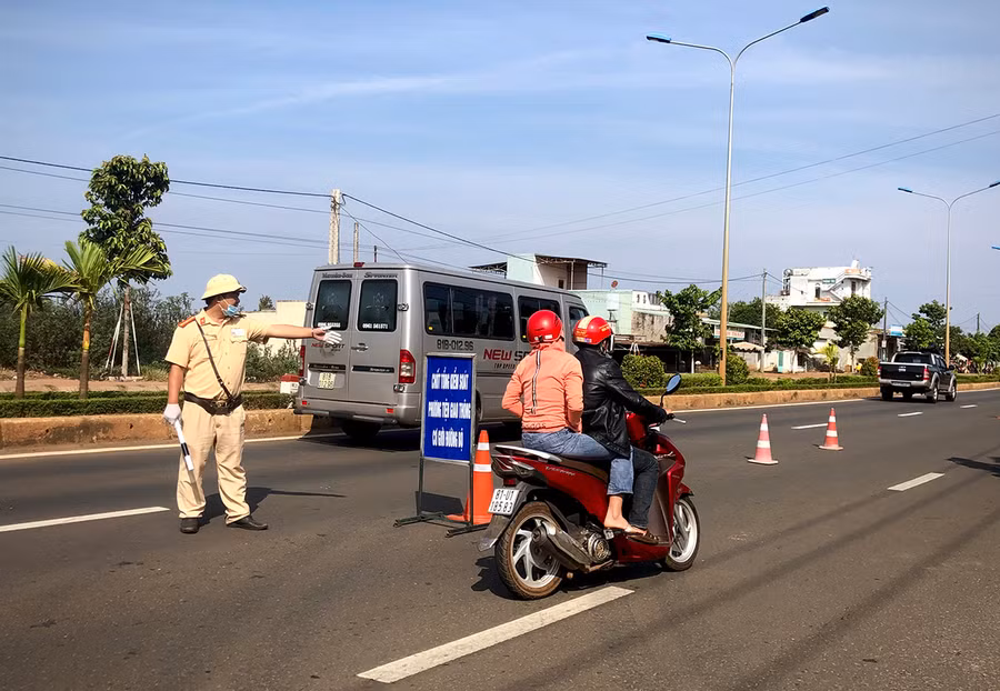  Cán bộ Phòng Cảnh sát Giao thông (Công an tỉnh) kiểm soát phương tiện giao thông trên đường Hồ Chí Minh. Ảnh: L.H