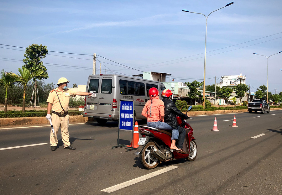 Cán bộ Phòng Cảnh sát Giao thông (Công an tỉnh) kiểm soát phương tiện giao thông trên đường Hồ Chí Minh. Ảnh: L.H  Cán bộ Phòng Cảnh sát Giao thông (Công an tỉnh) kiểm soát phương tiện giao thông trên đường Hồ Chí Minh. Ảnh: L.H