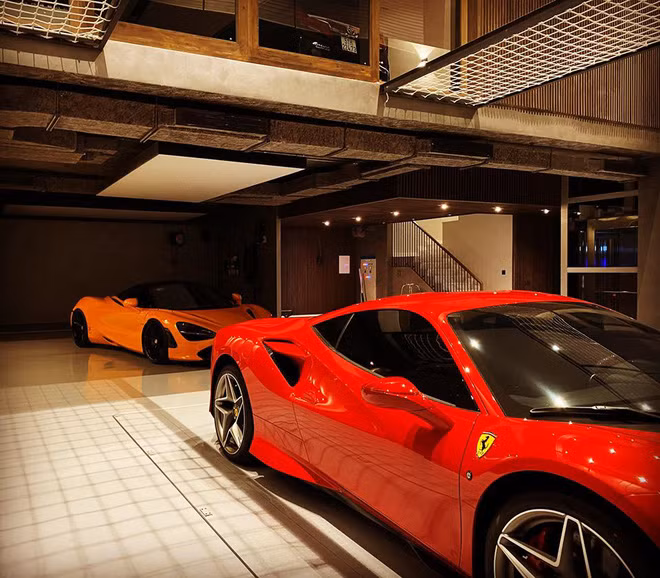 Dàn siêu xe trong ga-ra nhà Cường Đô la được fan chú ý khi đậu ngay cạnh chiếc xe nôi em bé