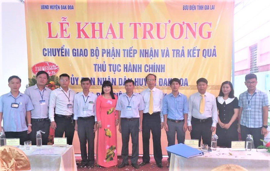 Đội ngũ cán bộ Bưu điện ra mắt thực hiện nhiệm vụ chuyển giao bộ phận tiếp nhận và trả kết quả thủ tục hành chính. Ảnh: Đinh Yến