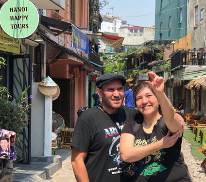 Du khách tham quan thủ đô Hà Nội trước dịch Covid-19. Ảnh: YẾN ANH