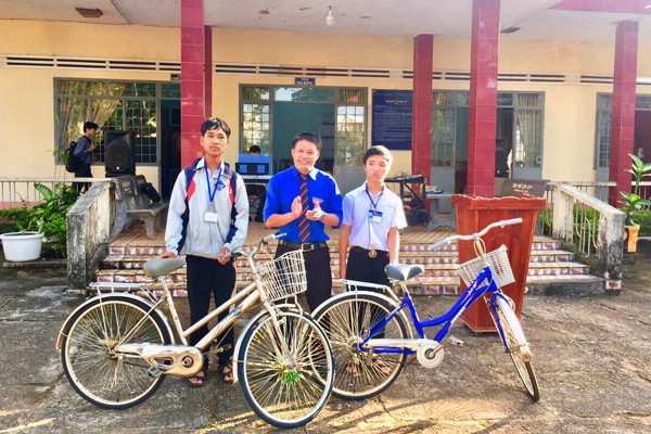 Từ nguồn quỹ của CLB Vòng tay yêu thương, những chiếc xe đạp đã được trao cho các bạn học sinh khó khăn của Trường THPT Nguyễn Bỉnh Khiêm. Ảnh: T.B