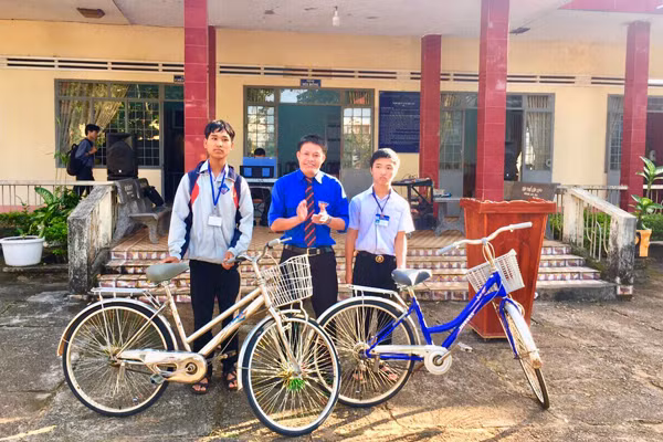 Từ nguồn quỹ của CLB Vòng tay yêu thương, những chiếc xe đạp đã được trao cho các bạn học sinh khó khăn của Trường THPT Nguyễn Bỉnh Khiêm. Ảnh: T.B
