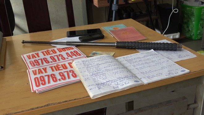 Một số tang vật bị thu giữ liên quan đến hoạt động cho vay lãi nặng của Bình ẢNH: GIANG PHƯƠNG