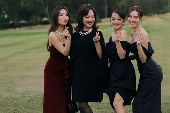 Dàn nữ chính vui mừng khi được hội ngộ trong tiệc mừng của nhà sản xuất Gái già lắm chiêu ẢNH: NVCC