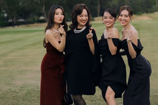 Dàn nữ chính vui mừng khi được hội ngộ trong tiệc mừng của nhà sản xuất Gái già lắm chiêu ẢNH: NVCC