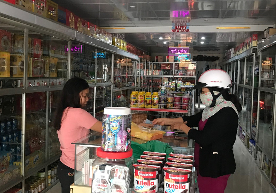 Người tiêu dùng nên chọn lựa những cửa hàng uy tín để mua hàng xách tay nhằm tránh mua phải hàng giả, hàng nhái. Ảnh: Vũ Thảo Người tiêu dùng nên chọn lựa những cửa hàng uy tín để mua hàng “xách tay” nhằm tránh mua phải hàng giả, hàng nhái. Ảnh: Vũ Thảo