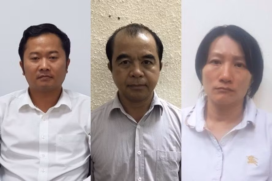 Bị can Hòa (ngoài cùng bên trái) cùng hai nhân viên Đại học Đông Đô - Quang và Thùy. Ảnh cơ quan công an.