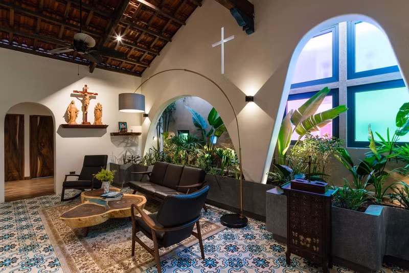 Cửa sổ cong lấy ánh sáng từ bên ngoài vào trong. Cửa sổ cong lấy ánh sáng từ bên ngoài vào trong.