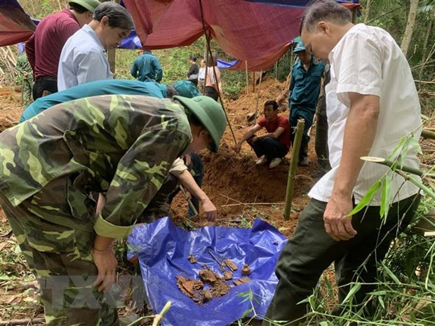  Các lực lượng chức năng khai quật hài cốt liệt sỹ. Ảnh minh họa. (Ảnh: TTXVN phát)