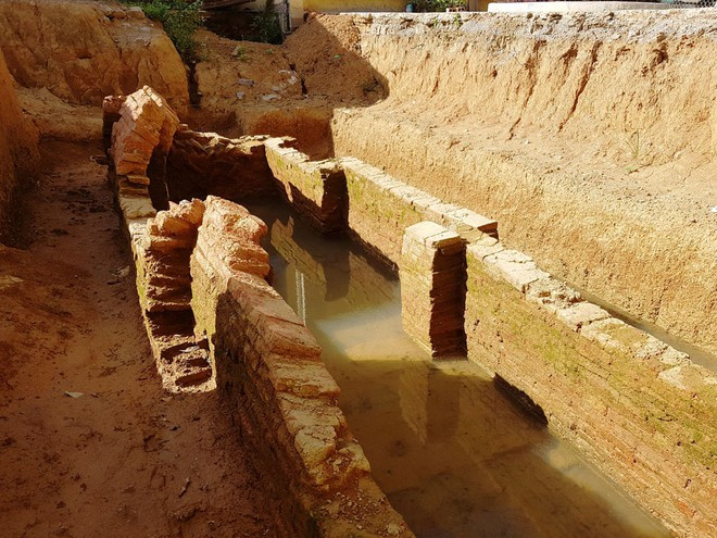 Hiện trường ngôi mộ được khai quật - Ảnh: PHÚC NGƯ Hiện trường ngôi mộ được khai quật - Ảnh: PHÚC NGƯ