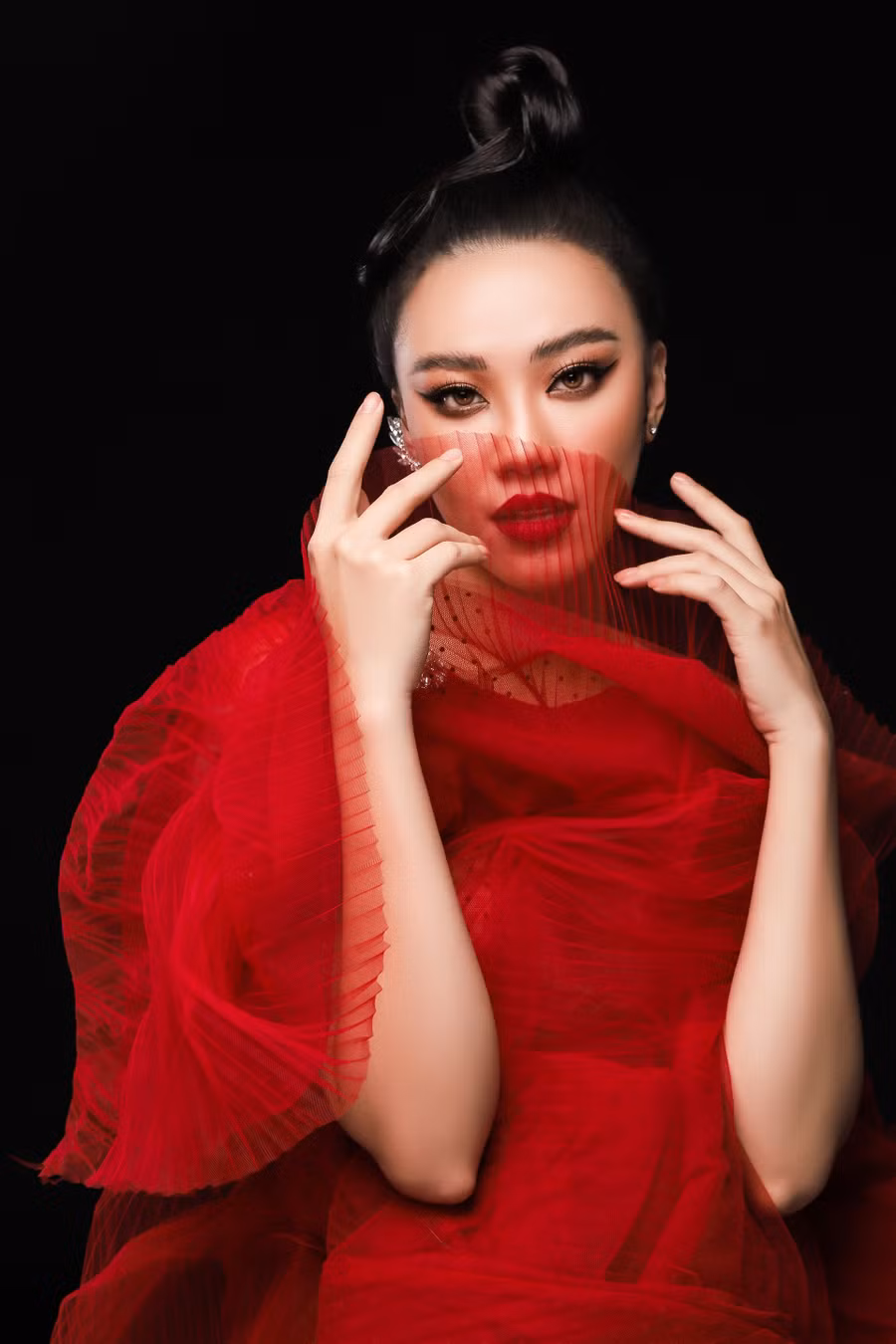 Thời gian qua, Á hậu Kim Duyên tham gia nhiều hoạt động cộng đồng, xã hội, hỗ trợ đời sống người dân trong những ngày chống dịch COVID-19. Bên cạnh đó, cô còn tích cực tham gia các hoạt động cộng đông. Ảnh: Nguyễn Du.