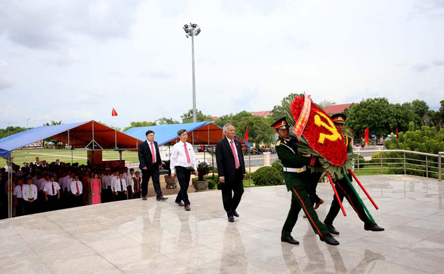  Đoàn đại biểu dự đại hội dâng hoa tại Đài tưởng niệm các anh hùng liệt sĩ huyện. Ảnh: ĐĂNG VŨ