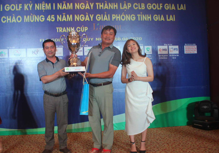 Ông Nguyễn Đức Hoàng-Phó Chủ tịch UBND tỉnh Gia Lai trao giải Bess Gross cho Golfer Nguyễn Tiến Việt. Ảnh: Hoành Sơn 