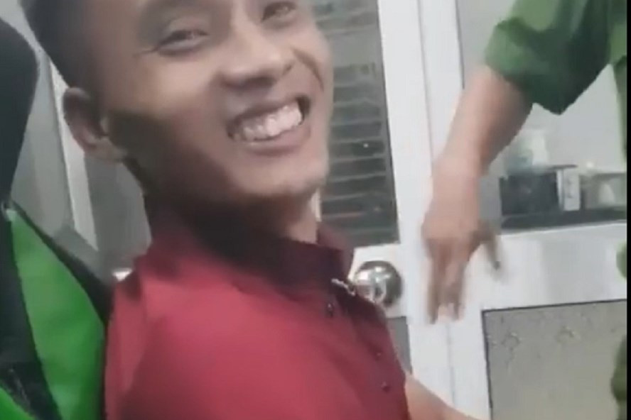 Nụ cười của Triệu Quân Sự thời điểm bị bắt ở quán game, một nụ cười đúng là không thể hiểu nổi. Nụ cười của Triệu Quân Sự thời điểm bị bắt ở quán game, một nụ cười đúng là không thể hiểu nổi.