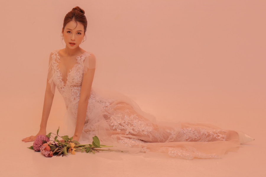 Người đẹp chia sẻ: “Hồi trước, khi tạm dừng hoạt động showbiz để lo chuyện kinh doanh, Sam cũng từng bị đồn là có chồng rồi. Rồi sau đó, vì nghĩ rằng Sam làm đám cưới thật nên chẳng có ai theo đuổi nữa hết”.