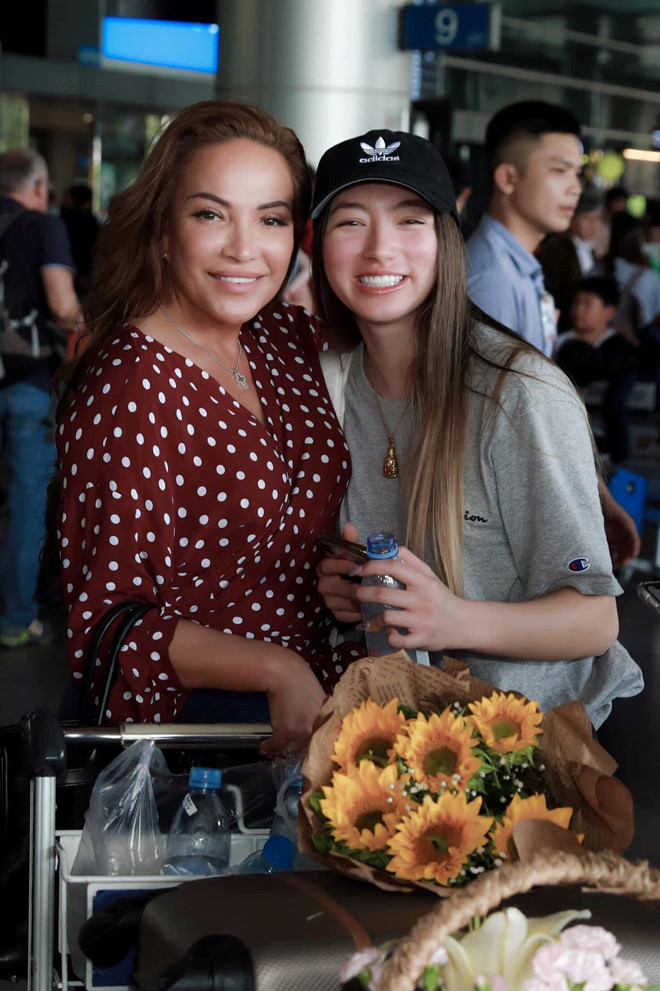 Về phía Thanh Hà, mới đây, nữ ca sĩ chính thức phát hành ca khúc mới của mình mang tên Cứ ngỡ, do nhạc sĩ Hoàng Nhã sáng tác. Nữ huấn luyện viên của The Voice 2019 cho biết từ sau thành công của Sợ yêu, cô và tác giả đã dành nhiều thời gian trao đổi để tiếp tục tạo ra những sản phẩm thành công tương tự. Sau một thời gian ấp ủ, Thanh Hà nhận được 2 ca khúc từ Hoàng Nhã với hai thông điệp vui và buồn trái ngược nhau trong cùng chủ đề tình cảm. Khác với suy đoán của nhạc sĩ, Thanh Hà đã chọn bài hát với giai điệu buồn hơn để giới thiệu đến khán giả. Nữ ca sĩ cho biết: 