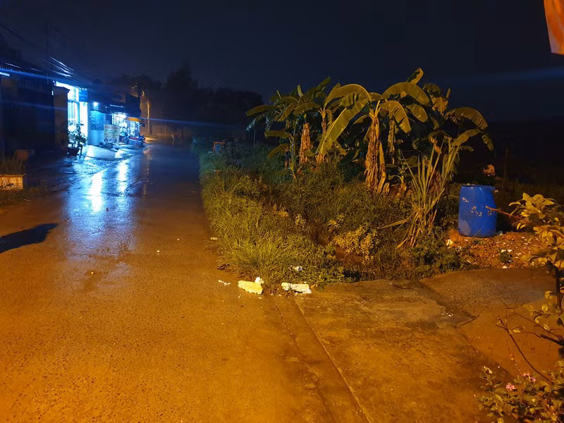 Khu vực bé T. bị nước cuốn trôi tử vong thương tâm. Ảnh: KD