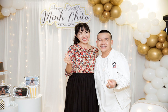 MC Quỳnh Hoa trẻ trung bên nhà thiết kế Minh Châu ẢNH: PHAN TIẾN VŨ