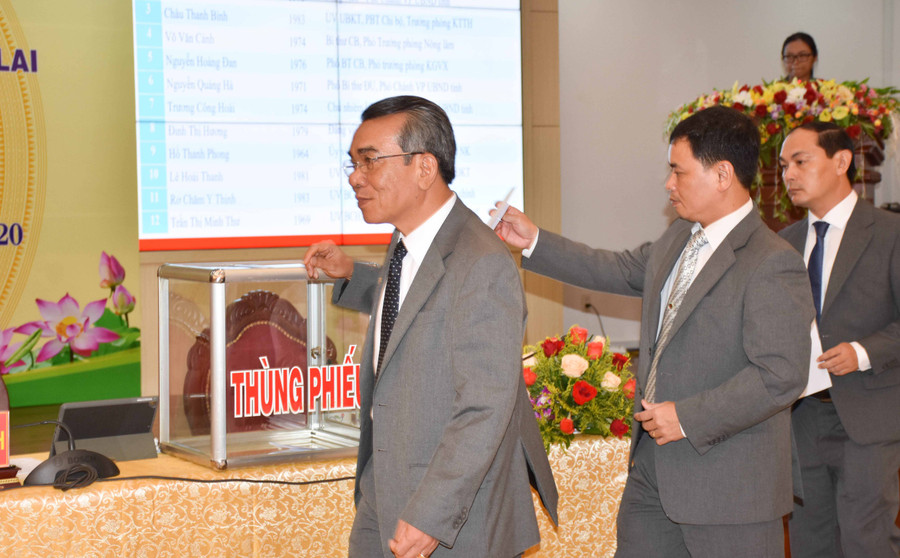 Các đại biểu bỏ phiếu bầu Ban Chấp hành Đảng bộ bộ Văn phòng UBND tỉnh nhiệm kỳ 2020-2025 . Ảnh: Trần Dung