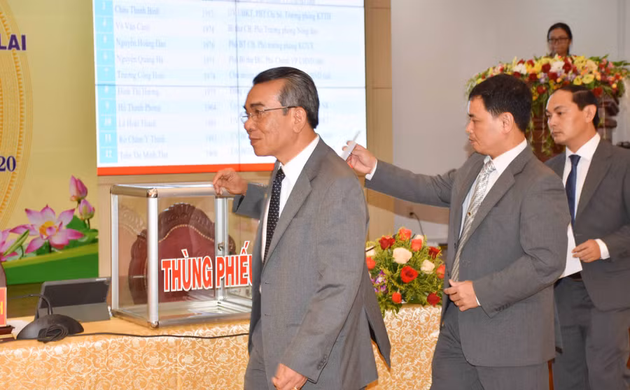 Các đại biểu bỏ phiếu bầu Ban Chấp hành Đảng bộ bộ Văn phòng UBND tỉnh nhiệm kỳ 2020-2025 . Ảnh: Trần Dung