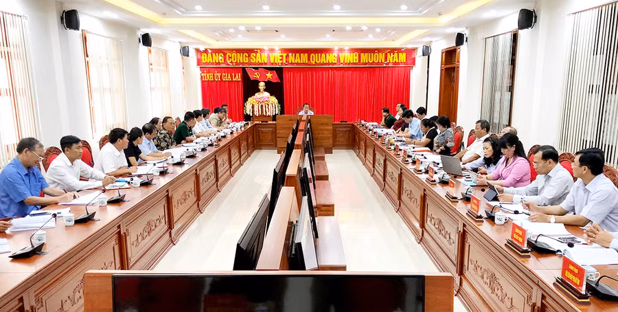 Toàn cảnh buổi làm việc giữa Tổ công tác số 4 với Ban Thường vụ Huyện ủy Đức Cơ để duyệt nội dung Đại hội đại biểu Đảng bộ huyện lần thứ VII (nhiệm kỳ 2020-2025). Ảnh: Lê Hòa