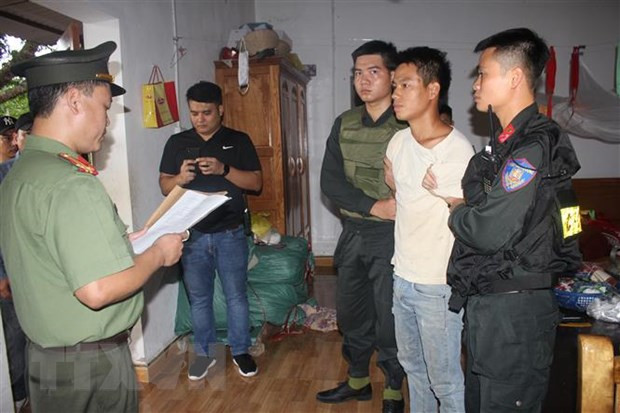  Lực lượng An ninh điều tra, Công an tỉnh Hòa Bình đọc lệnh bắt và khám xét nơi ở của đối tượng Trịnh Bá Tư. (Ảnh: Vũ Hà/TTXVN)