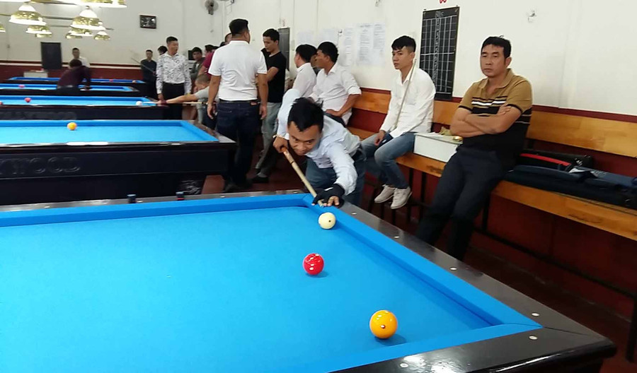 Các cơ thủ thi đấu trận khai mạc. Ảnh: Hà Phương