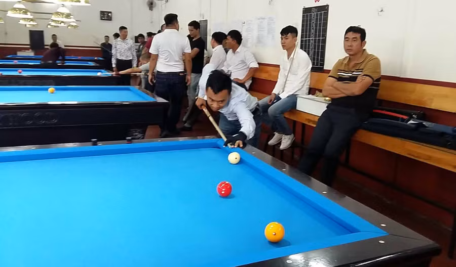 Các cơ thủ thi đấu trận khai mạc. Ảnh: Hà Phương