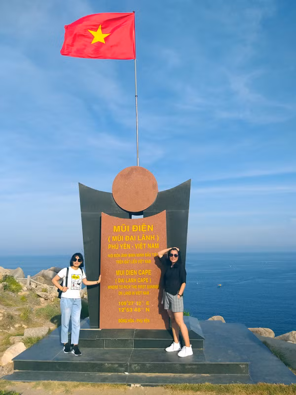 Du khách chụp ảnh tại mũi Điện. Ảnh: T.N.Đ