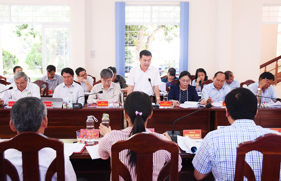 Phó Chủ tịch UBND tỉnh Nguyễn Đức Hoàng tham gia góp ý về các chỉ tiêu phát triển kinh tế-xã hội của Đảng bộ huyện Đak Đoa trong nhiệm kỳ tới. Ảnh: Minh Nguyễn Phó Chủ tịch UBND tỉnh Nguyễn Đức Hoàng tham gia góp ý về các chỉ tiêu phát triển kinh tế-xã hội của Đảng bộ huyện Đak Đoa trong nhiệm kỳ tới. Ảnh: Minh Nguyễn
