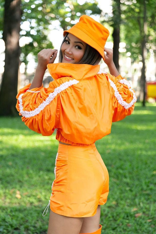 Không ngại vất vả, cô hưởng ứng phong trào cùng mọi người. Dù ngoài trời dưới nắng gắt nhưng lúc nào H'Hen Niê cũng tràn đầy năng lượng. Ảnh: NSCC