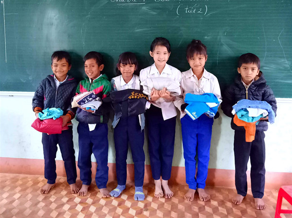 Các em học sinh của Trường Tiểu học Nguyễn Trãi (huyện Ia Grai) phấn khởi khi nhận được những bộ đồ do bà Dung và các Mạnh Thường Quân gửi tặng. Ảnh: M.T