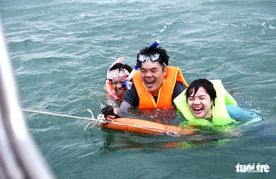 Cuối tuần, lượng khách đến du lịch Hòn Cau khá đông. Bạn nên liên hệ để đặt vé trước - Ảnh: DUYÊN PHAN