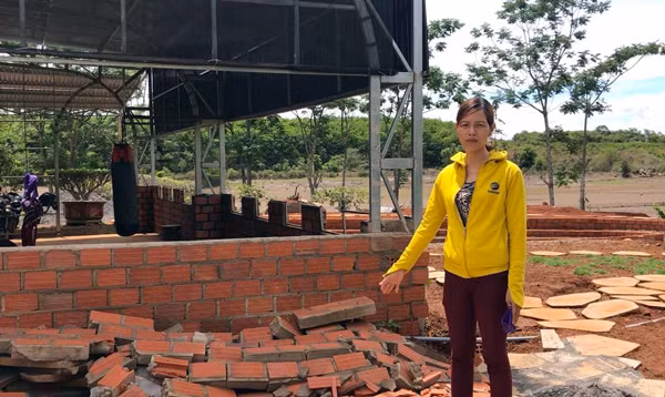 Chị Hà Thị Thúy (xã Ia Bă) cho rằng bức tường nhà chị bị sập do việc nổ mìn thi công thủy điện. Ảnh: H.S