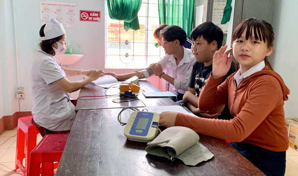 Nhân viên Trạm Y tế phường Hội Thương (TP. Pleiku) khám sức khỏe cho học sinh. Ảnh: N.N