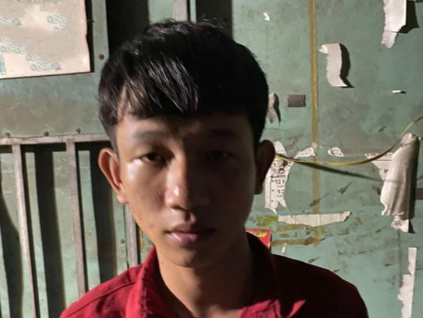 Long ra đầu thú sau khi đâm 2 người. Ảnh: Thanh Kiều. Long ra đầu thú sau khi đâm 2 người. Ảnh: Thanh Kiều.