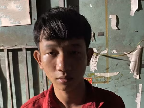 Long ra đầu thú sau khi đâm 2 người. Ảnh: Thanh Kiều.