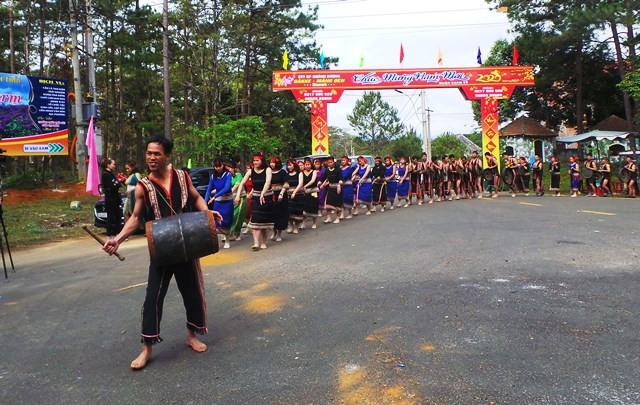 Các nghệ nhân làng Kon Pring, xã Đăk Long, huyện Kon Plông biểu diễn trong Chương trình Lễ hội đường phố.